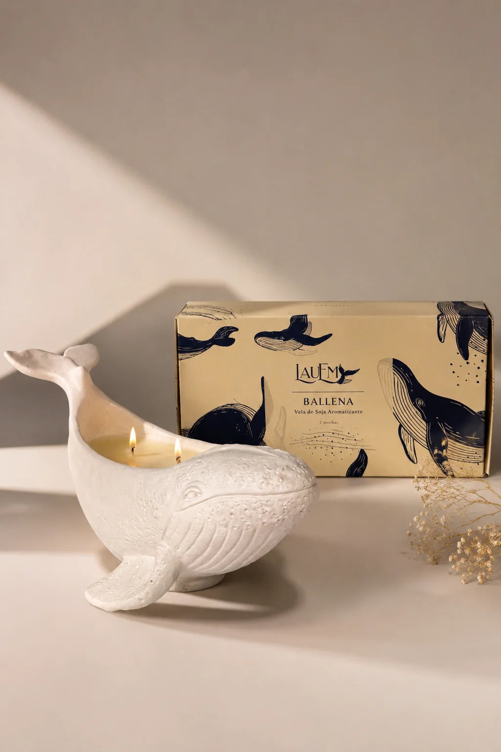 VELA "BALLENA" DE SOJA EN BASE DECORATIVA LAUEM